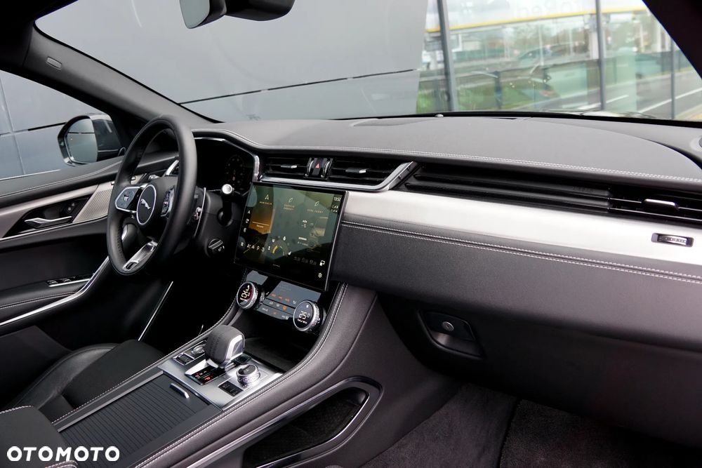 Jaguar F-Pace D200 AWD R-Dynamic S - 29