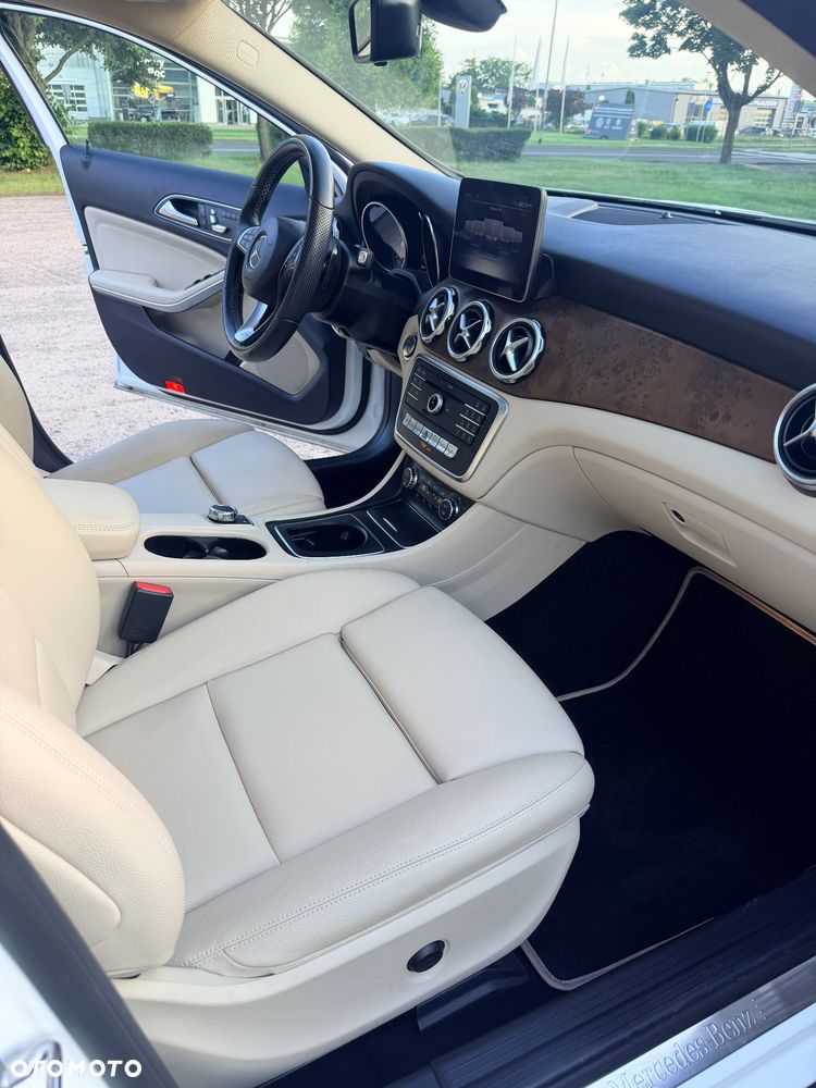 Mercedes-Benz GLA 250 4Matic 7G-DCT - 14