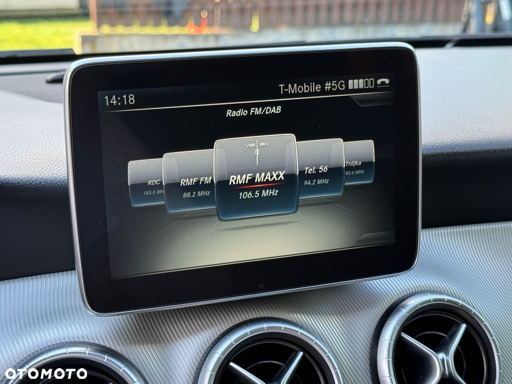 Mercedes-Benz CLA 180 7G-DCT UrbanStyle Edition - 24