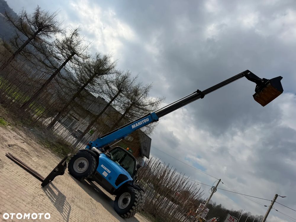 Manitou MT932 Ładowarka Teleskopowa 9m wysuw!  UDŹWIG 3,2 TONY! Przebieg 2600 mtg. jak Nowa z SALONU 2016 rok z Norwegii z Gospodarstwa rolnego! Silnik DEUTZ 110 km. Aktualne Serwisy w Dekra. Nowy Model sterowane wszystko z 1 dżojstika. Widły i łyżka. Ani deka luzu czy wycieku. OKAZJA! Jazda REWERS + 4 biegi. Skręt 3 tryby. - 3