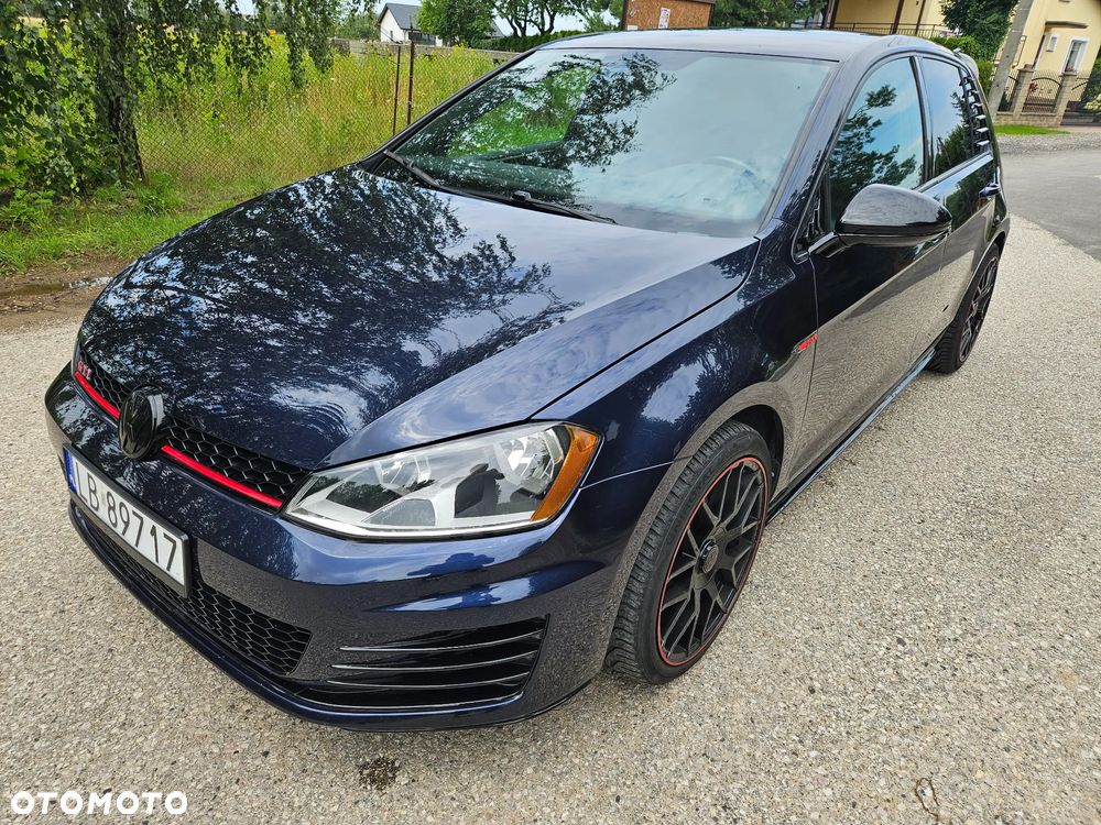 Volkswagen Golf - 1