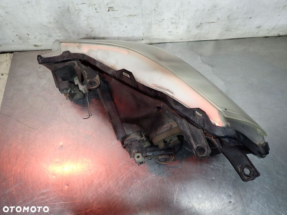 LAMPA PRAWA PRZEDNIA SUZUKI SX4 1.6 - 3