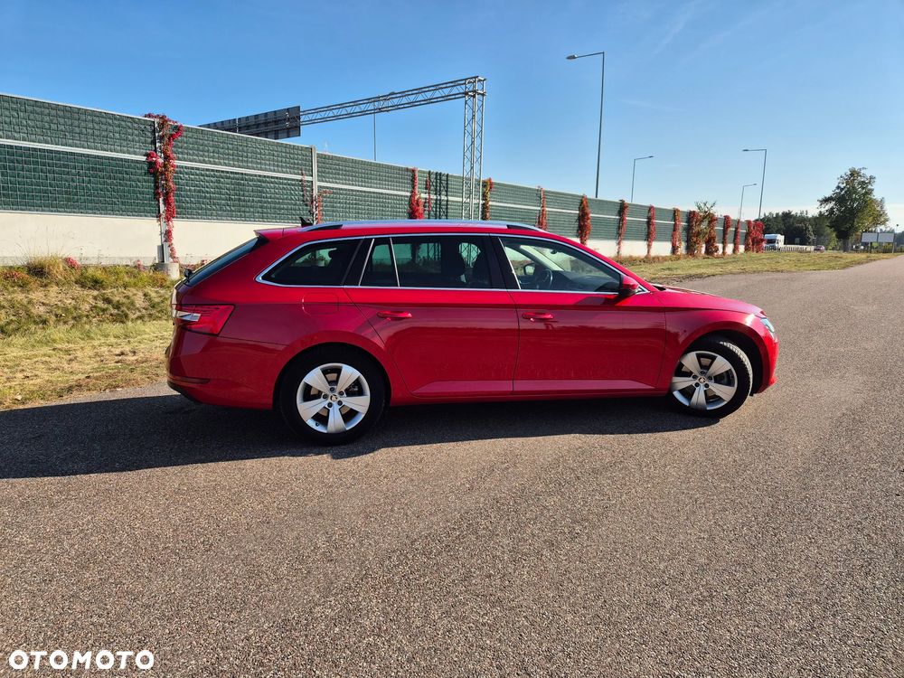 Skoda Superb Combi 2.0 TDI DSG Ambition - 4