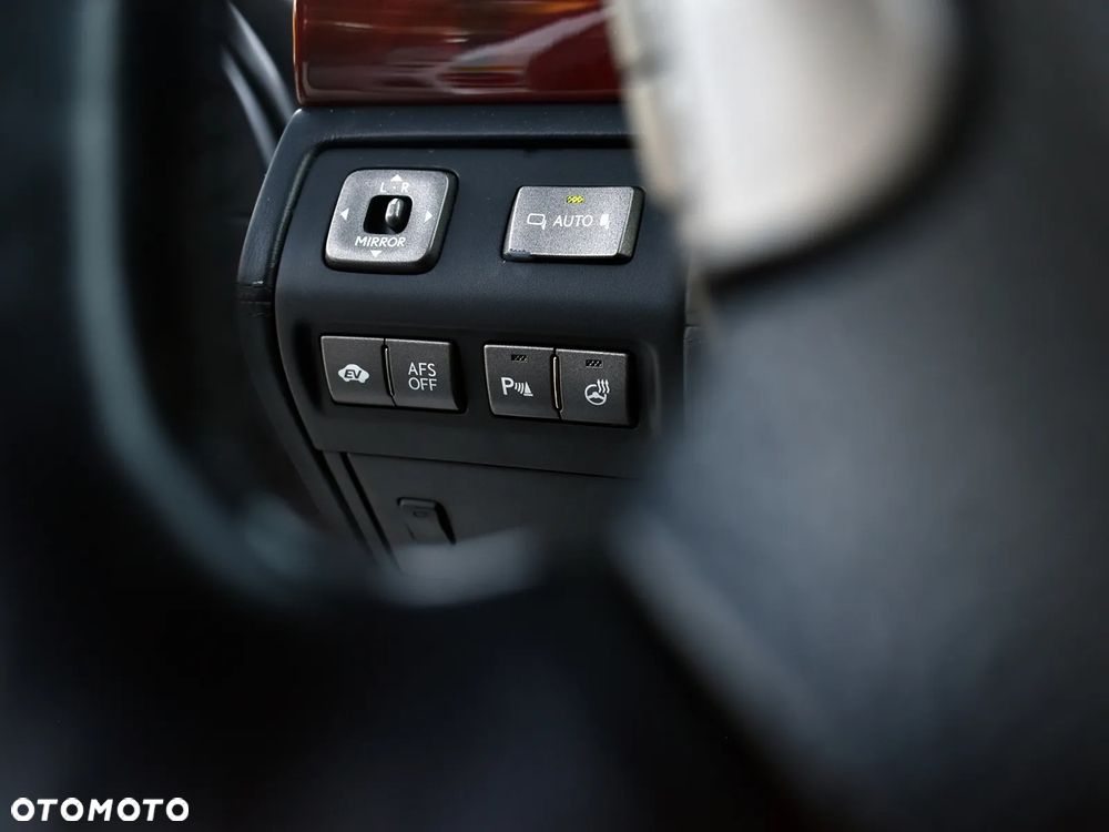 Lexus LS 600h Superior - 31