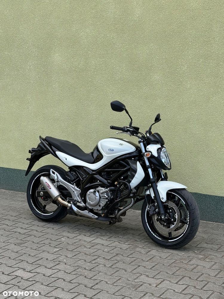 Suzuki Gladius - 1