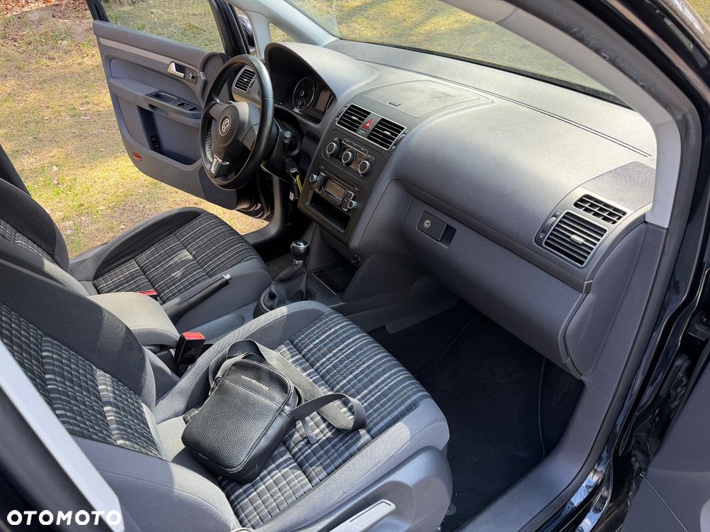 Volkswagen Touran - 16