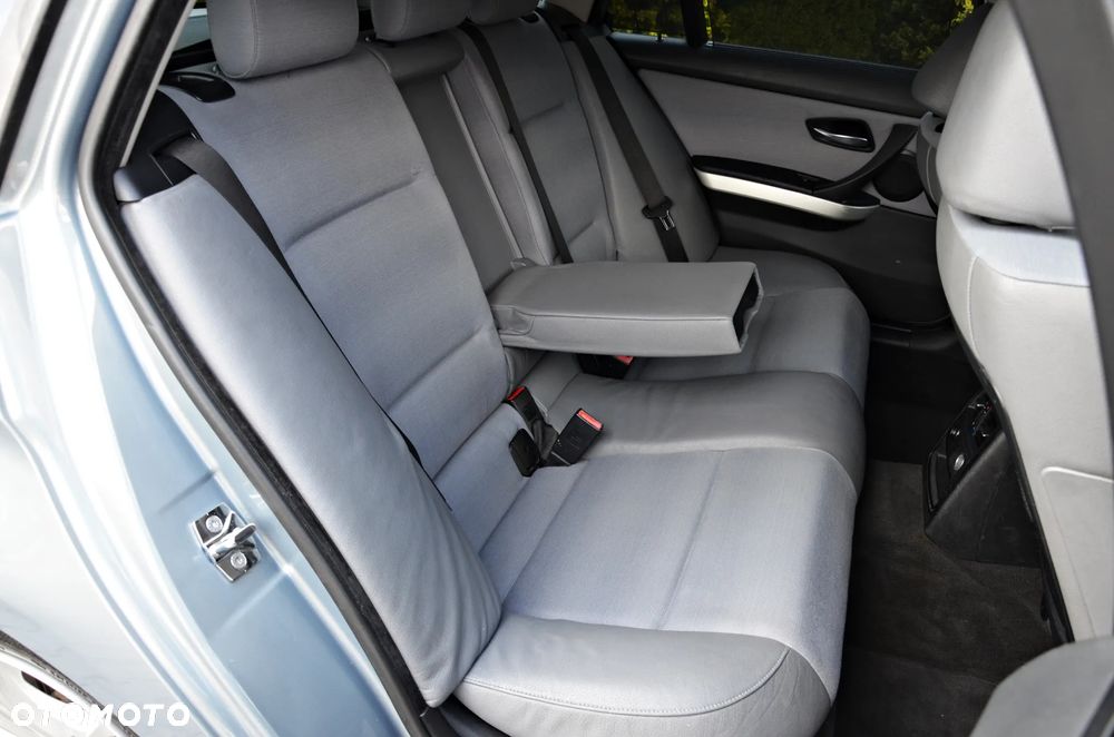 BMW Seria 3 320d DPF Touring Edition Fleet Exclusive - 33