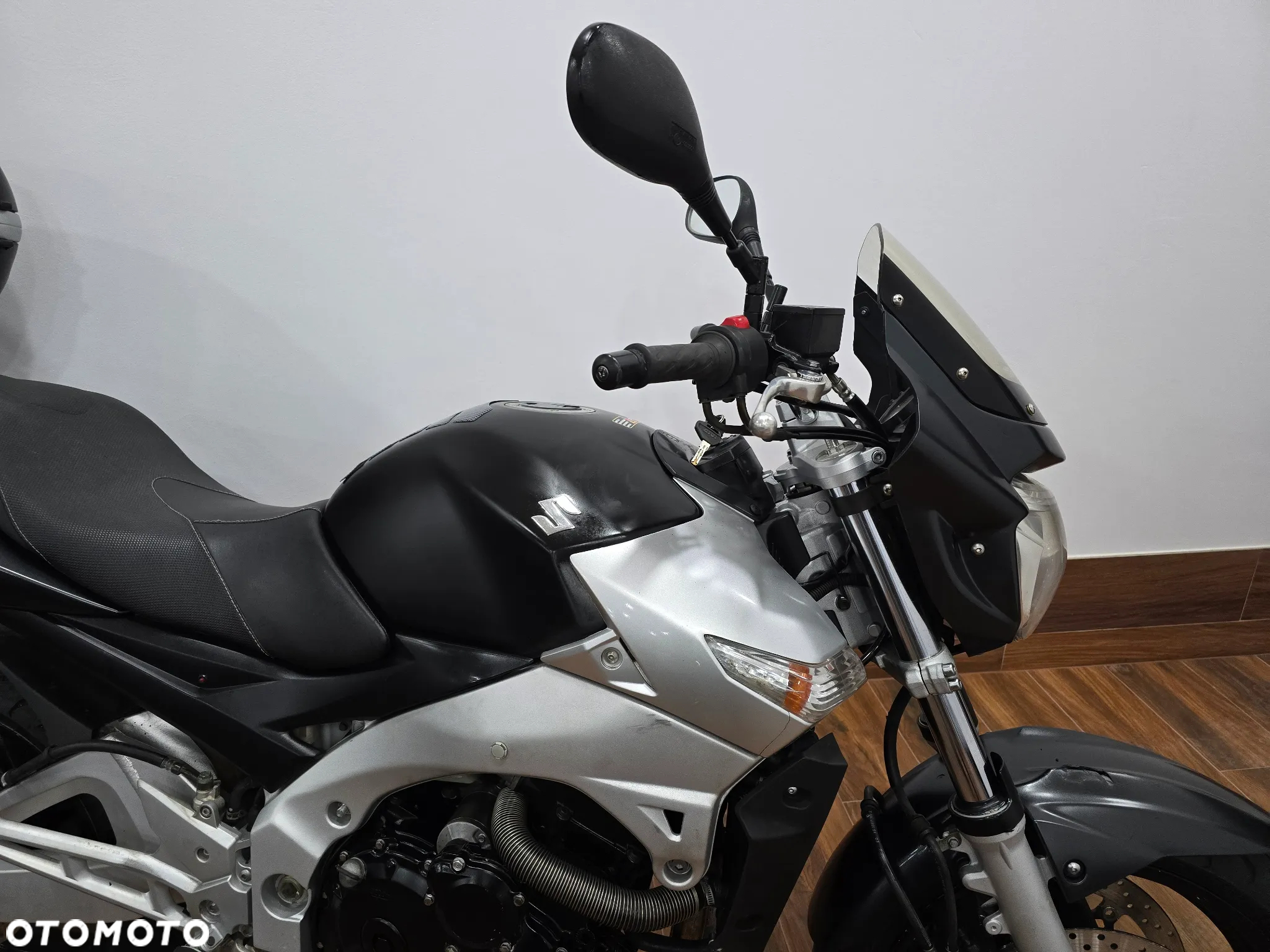 Suzuki GSR - 12