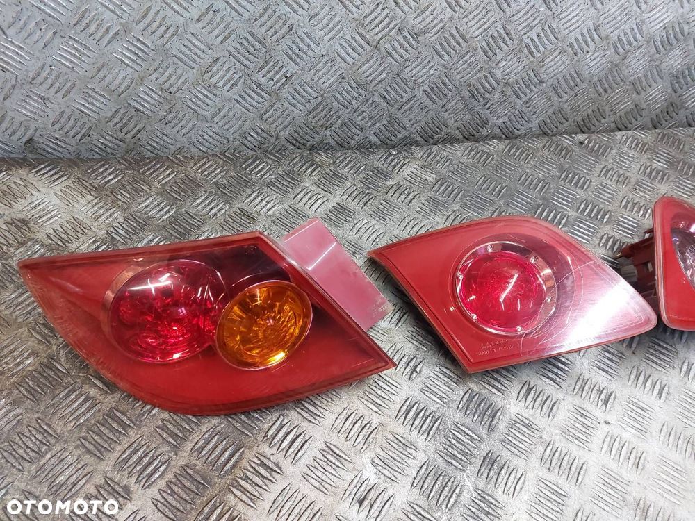 LAMPA LEWY TYŁ + PRAWY TYŁ W BŁOTNIK W KLAPĘ MAZDA 3 I BK HB 5D - 2