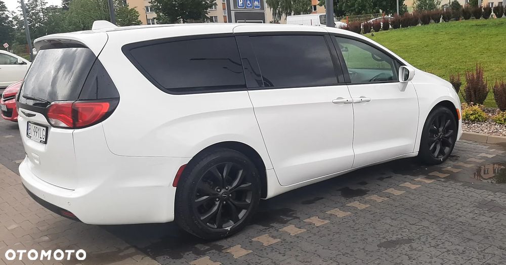 Chrysler Pacifica - 4