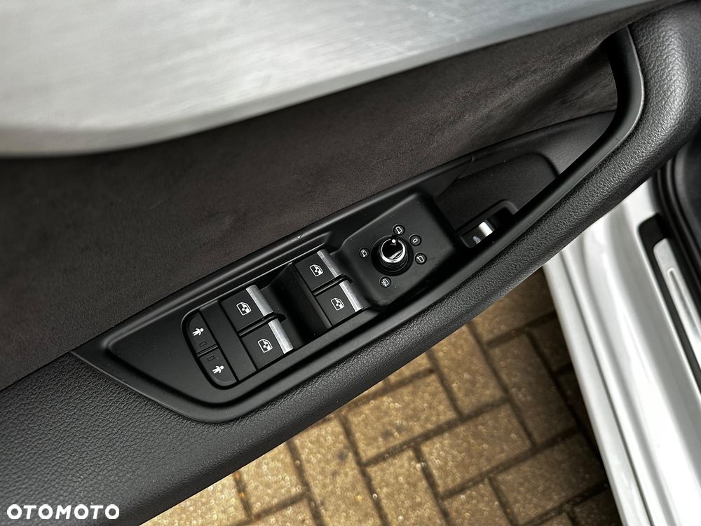 Audi A4 Avant 40 TDI quattro S tronic S line - 35