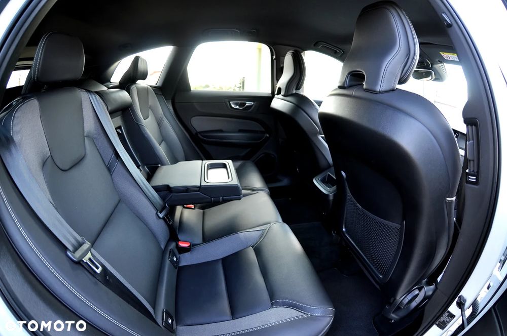 Volvo XC 60 B4 D AWD Plus Dark - 23