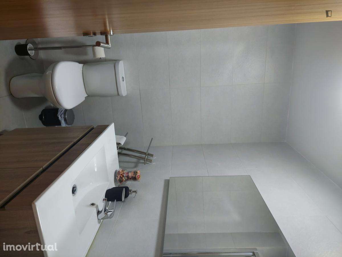 Quarto - localizado em Santa Marinha Porto - Grande imagem: 5/15