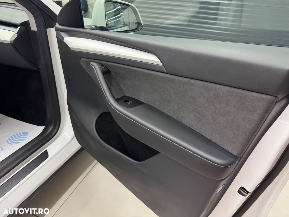 Tesla Model Y Long Range Dual Motor AWD - 28