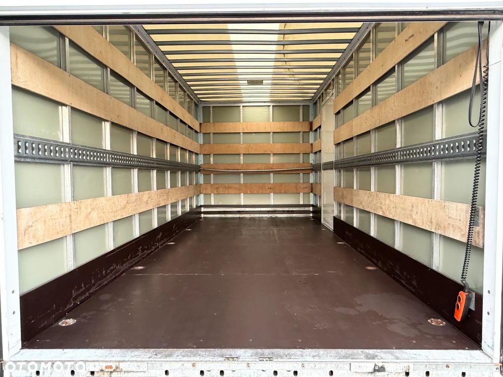 Iveco 72C18 Kontener + Winda BAR 1T / Kontener 5.35m x 2.24m x 2.3m / Bogate wyposażenie / UDT do 05.2028 / Salon PL / Zadbany od 1wł / Rozstaw osi 4.75m / FV23% - 35