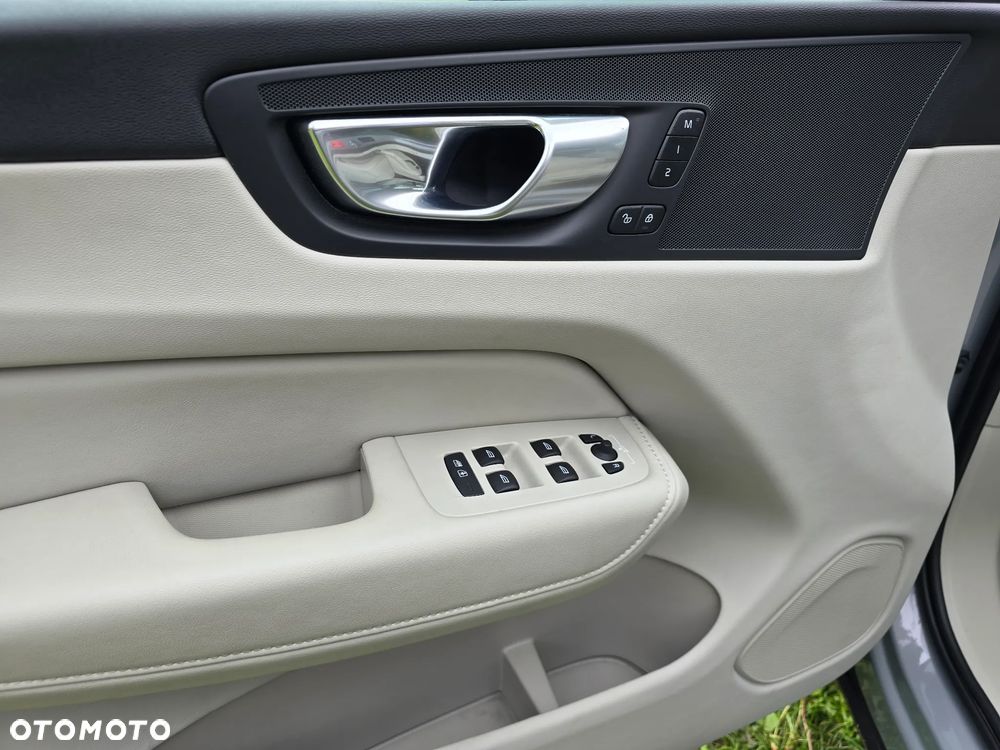 Volvo XC 60 B4 D AWD Plus Dark - 14