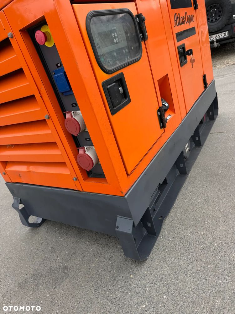 Atlas Copco QAS 20 Agregat Prądotwórczy Wyciszony GENERATOR 20 KW 2016r. JAK NOWY z Norwegii. Silnik KUBOTA 4 cylindry. Prądnica Leroy-Somer PARTNER. Maszyna działa wzorowo! Nie posiada ani deka zniszczeń! Pochodzi z Upadłośći Norweskiej. Okazja pełny ORYGINAŁ. Maszyna po serwisach w autoryzowanym oddziale. Agregat Gotowy do pracy!! - 20