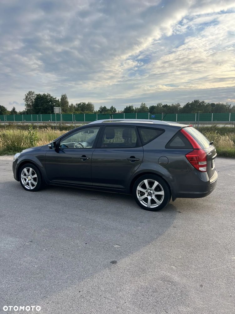 Kia Ceed 2011 photo 2