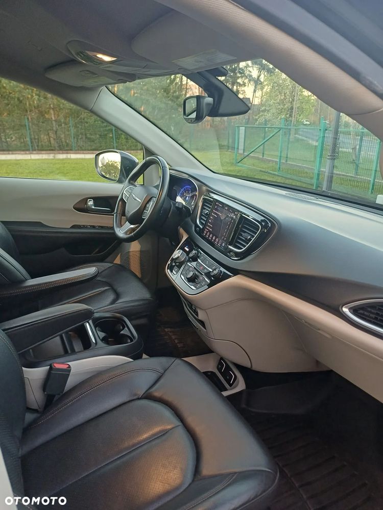 Chrysler Pacifica - 11