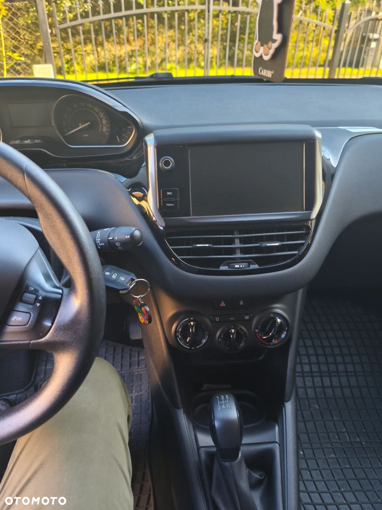 Peugeot 208 - 8