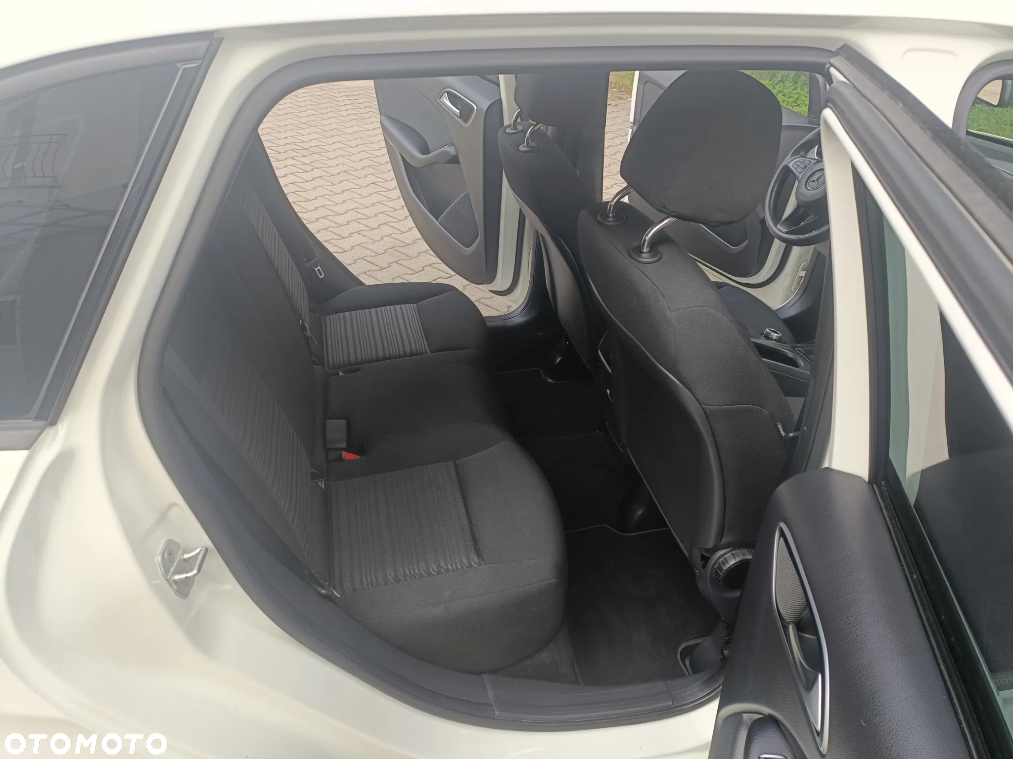 Mercedes-Benz Klasa B 180 Edition - 16