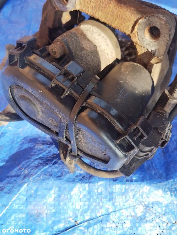 Mercedes W213 E Klasa Zacisk Hamulcowy Tył Tylny Prawy 300x24 A0044235898 - 4
