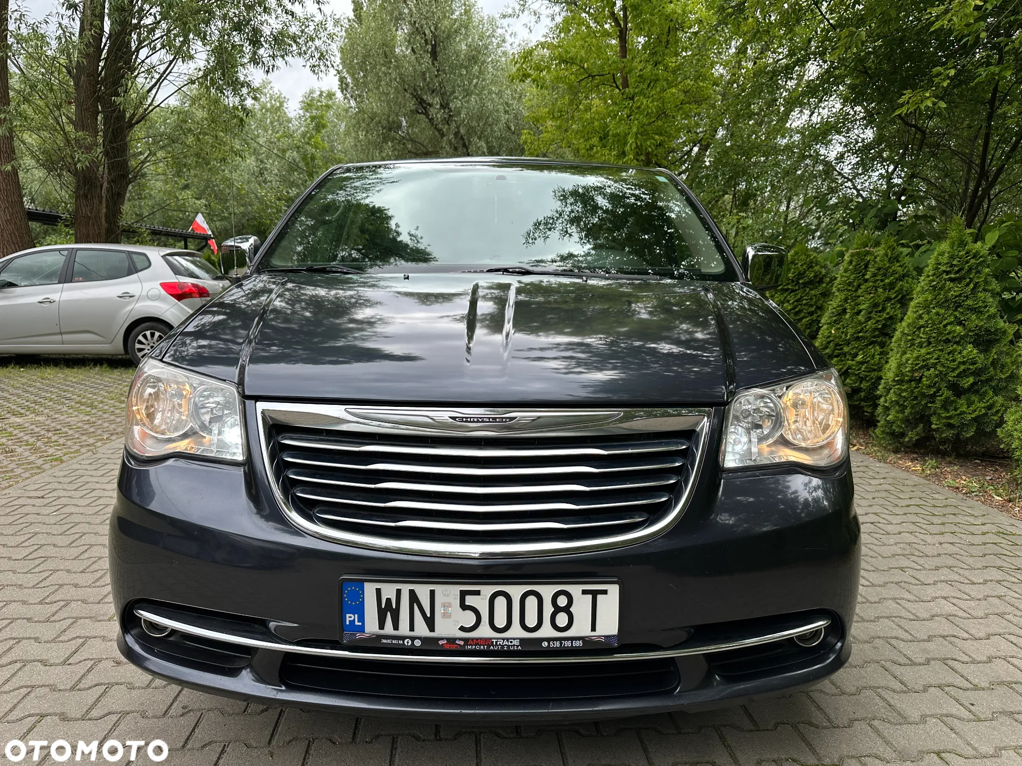 Chrysler Town & Country - 2
