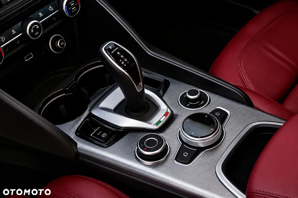 Alfa Romeo Giulia 2.0 Turbo 16V AT8-Q4 Ti - 15