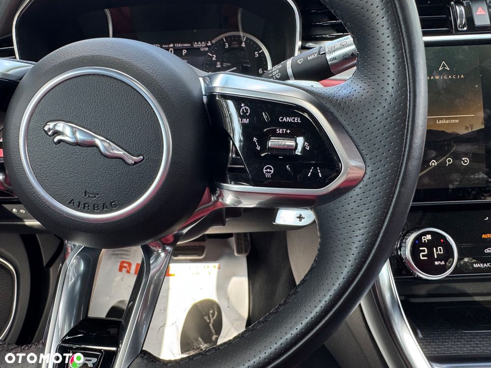 Jaguar XF 2.0 P300 AWD R-Dynamic Black - 28