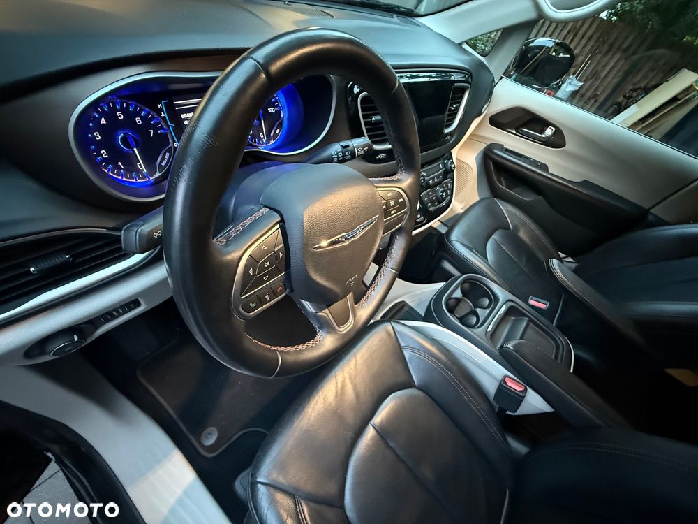 Chrysler Pacifica - 4