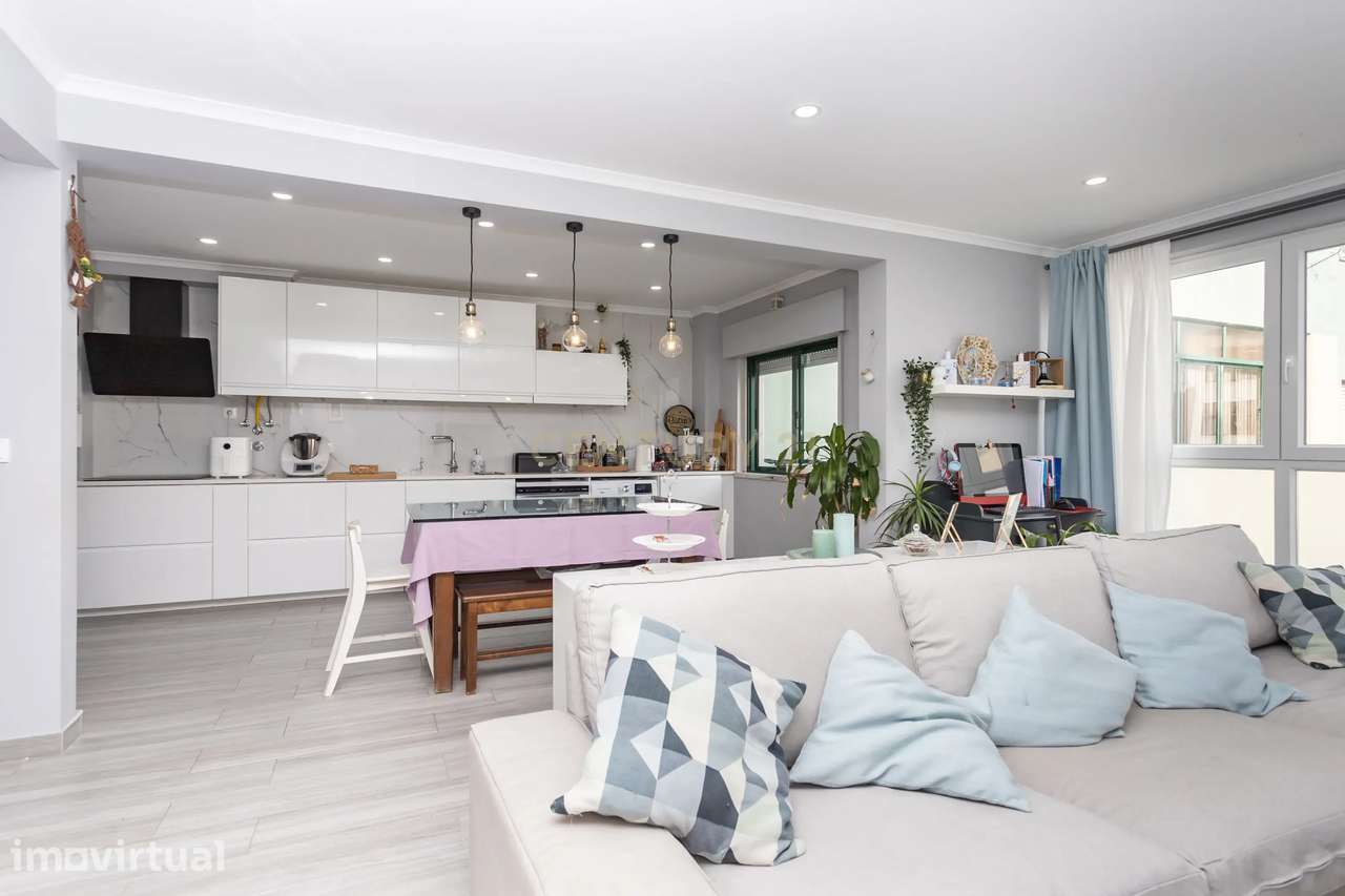 Apartamento T2 remodelado em Paio Pires com arrecadação - Grande imagem: 4/23