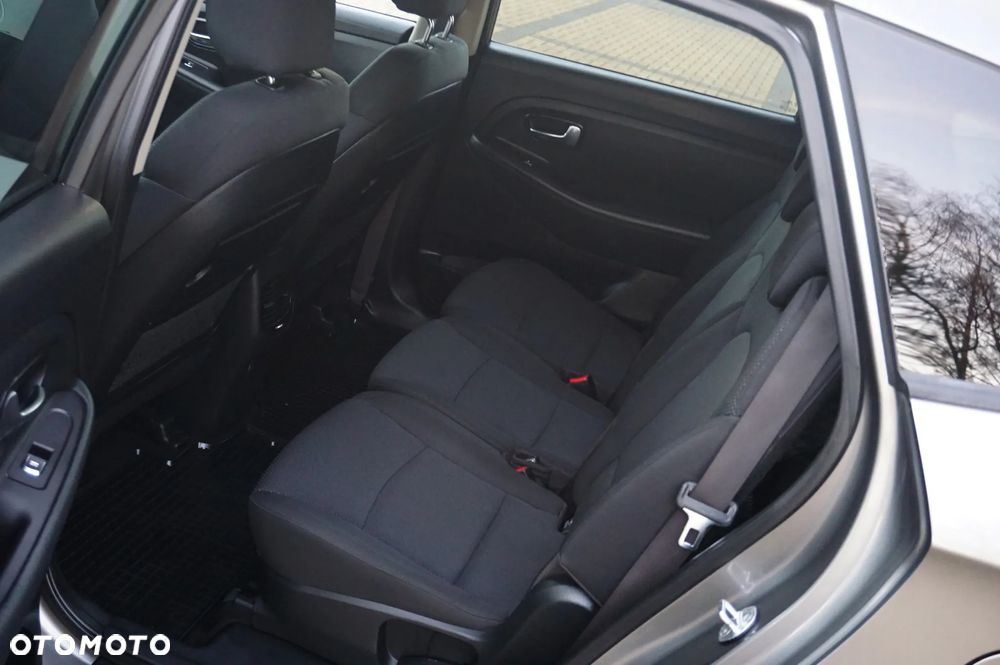 Kia Carens 1.6 GDI Dream Team Edition - 28