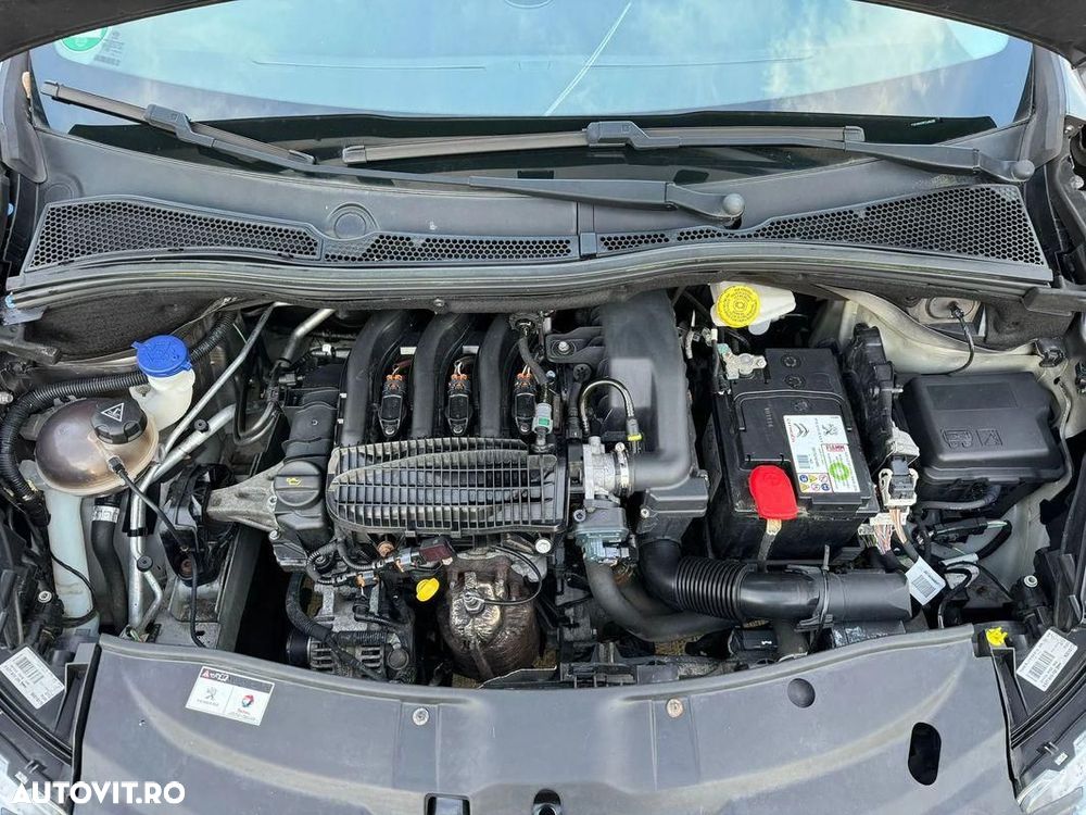 Peugeot 2008 1.2 L PureTech Allure - 8