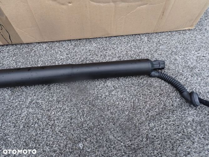 SKODA OCTAVIA IV siłownik klapy tył 5E6827851A - 3