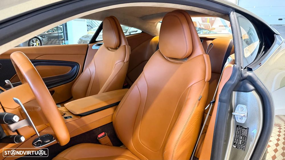 Aston Martin DB11 Coupé - 21