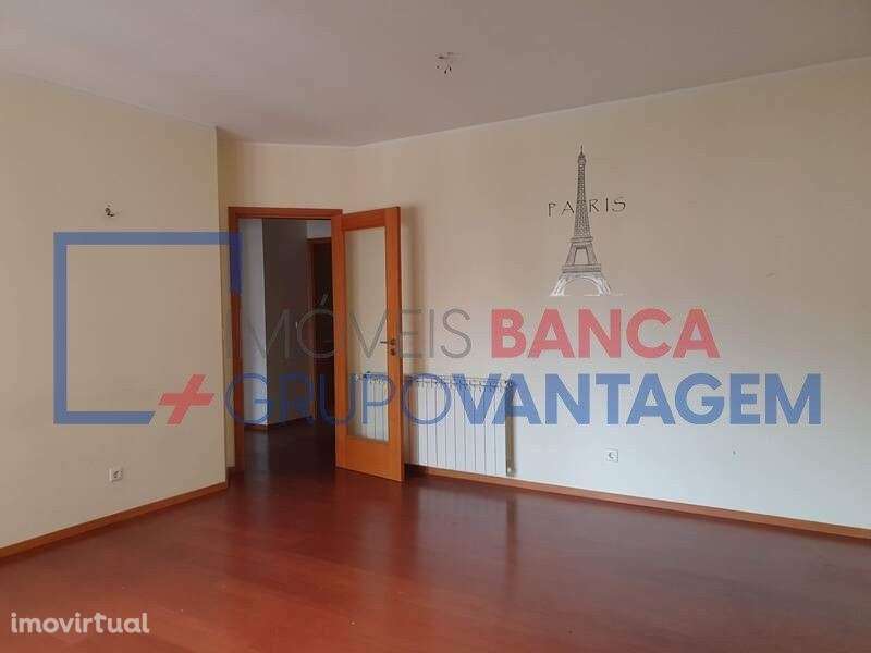 Apartamento T2 com garagem e arrumos - Grande imagem: 2/12