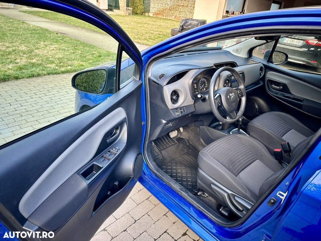 Toyota Yaris 1.5 VVT-i HSD Bi-Tone B&B (Albastru&Negru) - 17