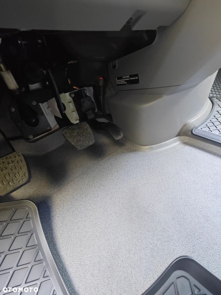 Mercedes-Benz Sprinter 319 - 17