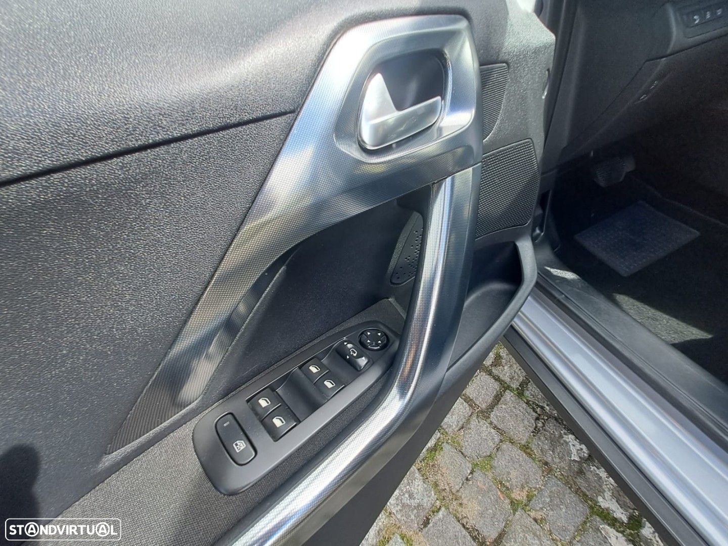Peugeot 2008 1.2 PureTech Allure EAT6 - 15