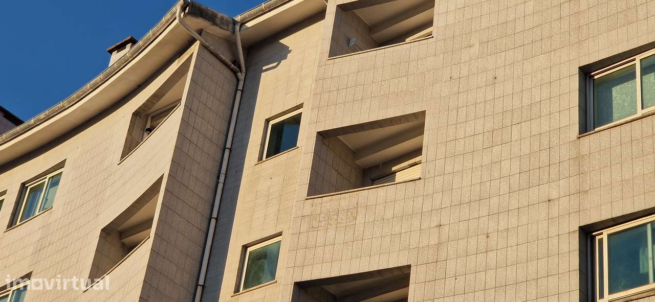 Apartamento T2 com lugar de garagem, localizado na zona do Viso - Grande imagem: 2/22