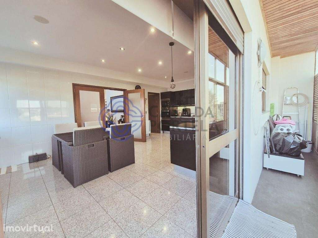 Duplex T3 com Terraço Amplo – Excelentes Áreas e Luminosidade - Grande imagem: 4/24