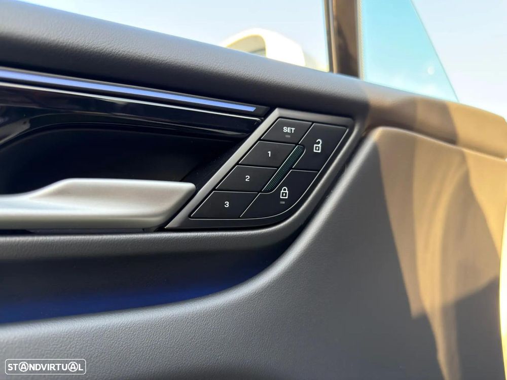 Porsche Macan Electric 4 - 22