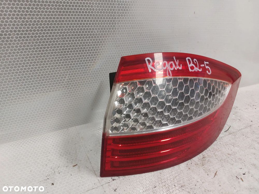 .  LAMPA TYL TYLNA PRAWA FORD MONDEO MK4 KOMBI - 2