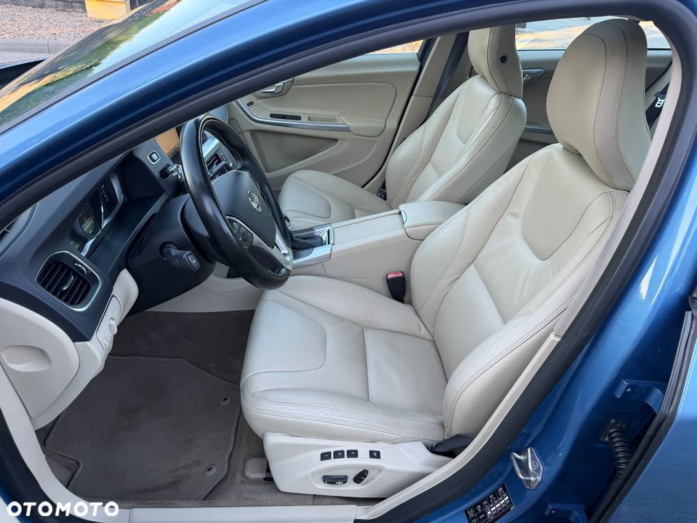 Volvo V60 D6 Plug-In-Hybrid AWD Geartronic Summum - 12