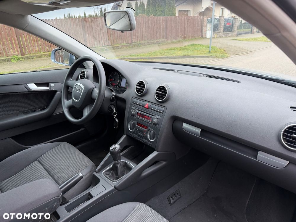 Audi A3 Sportback 1.6 FSI Ambiente - 28