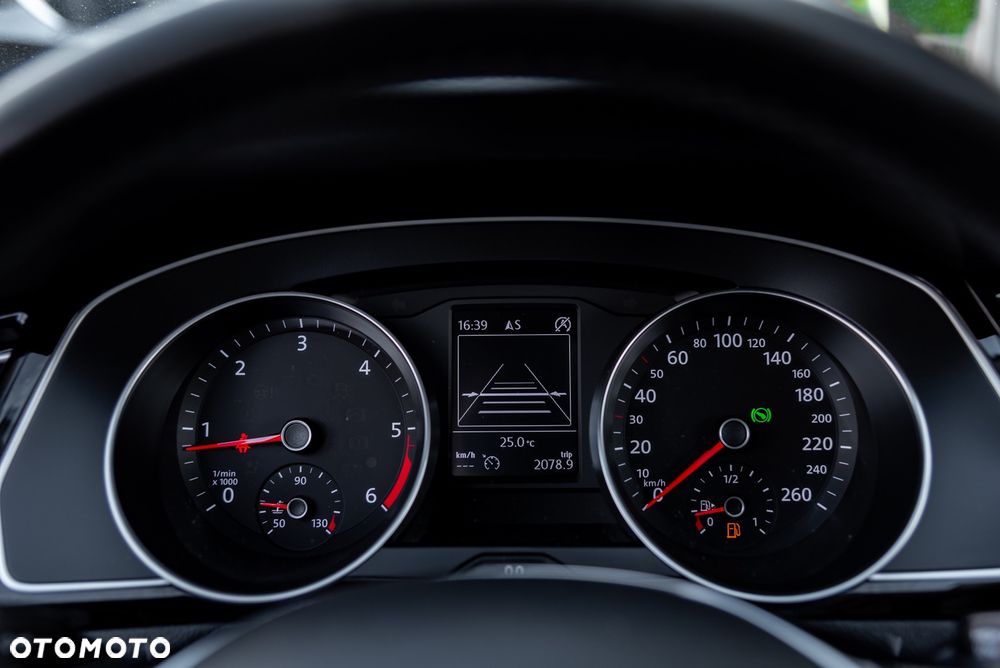 Volkswagen Passat Variant 2.0 TDI SCR DSG Trendline - 29
