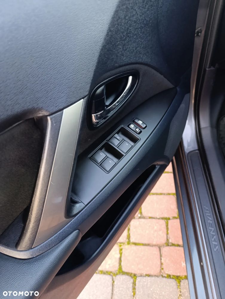 Toyota Avensis Combi 2.0 D-4D - 16