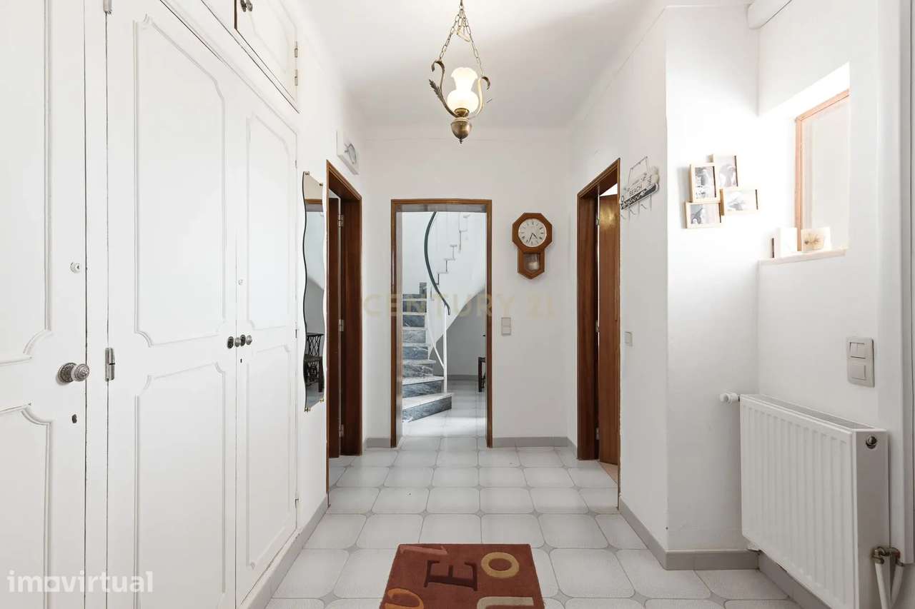 MORADIA T4 ISOLADA COM PISCINA, 5.050 M² DE TERRENO E ANEXO COM SUITE - Grande imagem: 4/43