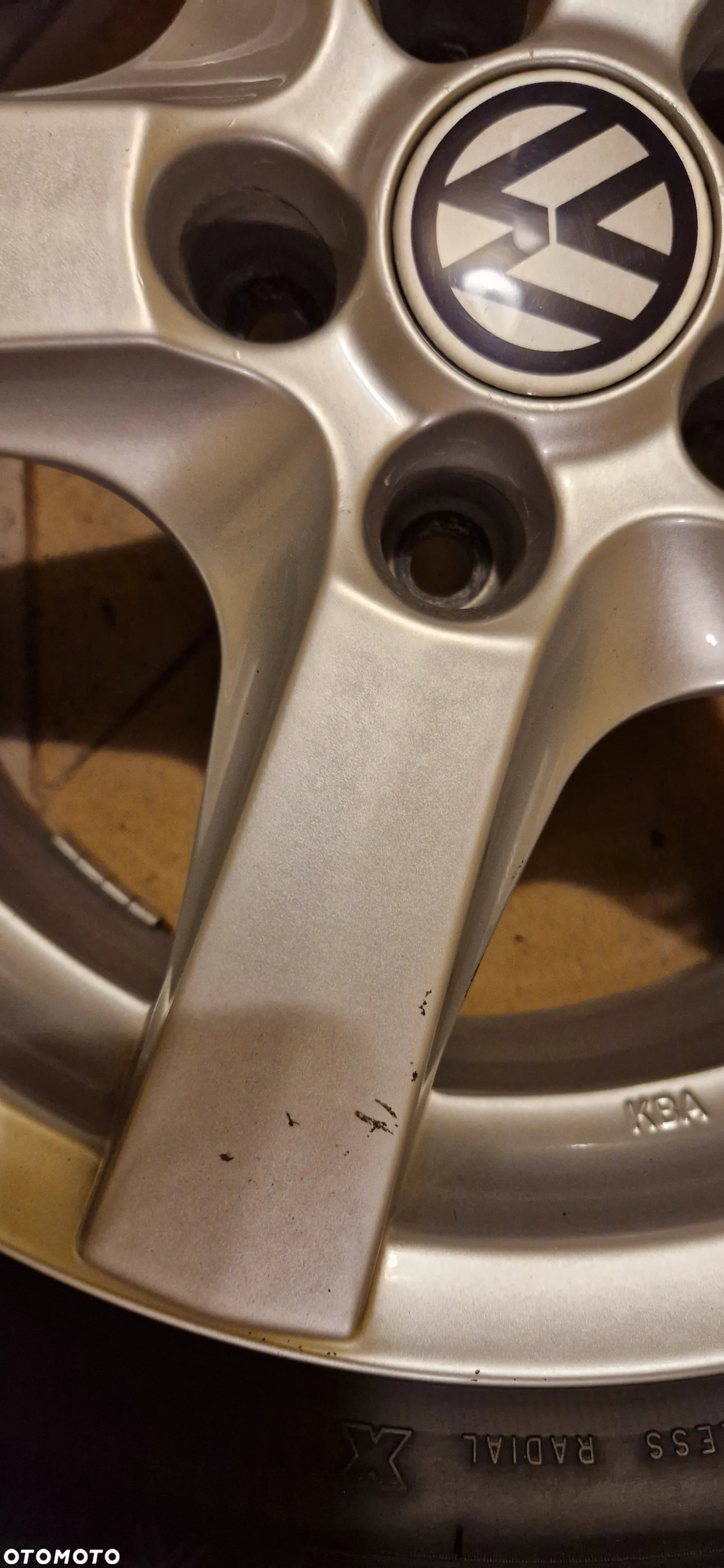 Sprzedam komplet kół z felgami aluminiowymi do VW Passata. Opony Michelin 215/55/R16 - 25