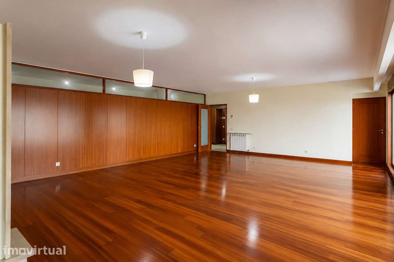 Apartamento T5 com 4 casas de banho e garagem - Grande imagem: 4/61
